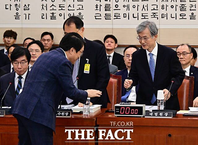 김의겸 법사위 여당 간사가 6일 오전 서울 여의도 국회 법제사법위원회에서 열린 대법원 등에 대한 국정감사에 참석해 기관증인들과 인사를 하던 중 조희대 대법원장을 지나치고 있다. /국회=배정한 기자