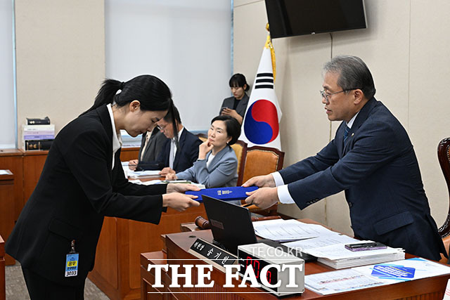 최주희 티빙 대표가 과학기술정보방송통신위원회 국정 감사에 참석해 생각에 잠겨 있다. /국회=서예원 기자