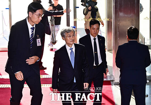 조희대 대법원장이 6일 오전 서울 여의도 국회 법제사법위원회에서 열리는 대법원에 대한 국정감사에 출석하기 위해 이동하고 있다. /국회=배정한 기자