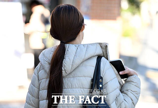 아침 최저기온이 3도까지 떨어진 6일 오전 서울 마포구 디지털미디어시티역 인근에서 시민들이 외투를 입고 출근하고 있다. /박상민 기자