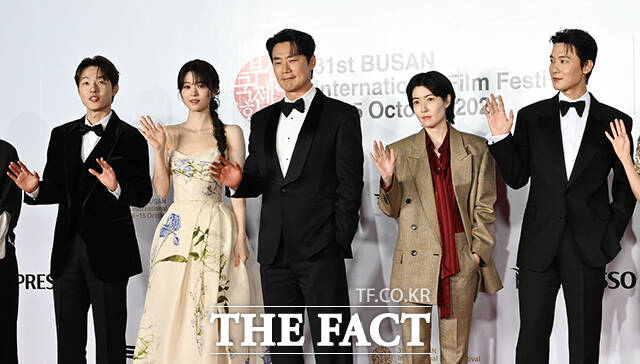 영화 '낮과 밤은 서로에게' 제작자 백경숙과 배우 김동휘, 전소영, 이희준, 심은경, 장률, 한선화, 주종혁, 김민하, 김종관 감독(왼쪽부터)이 6일 오후 부산 해운대구 영화의전당에서 열린 '제31회 부산국제영화제(BIFF)' 개막식에 참석해 레드카펫을 밟고 있다. /부산=김성렬 기자