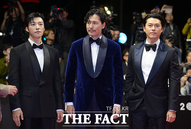 배우 우도환과 정우성, 현빈(왼쪽부터)이 6일 오후 부산 해운대구 영화의전당에서 열린 '제31회 부산국제영화제(BIFF)'에 참석해 레드카펫을 밟고 있다. /부산=박헌우 기자
