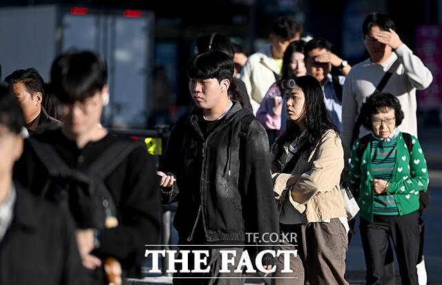 아침 최저기온이 3도까지 떨어진 6일 오전 서울 마포구 디지털미디어시티역 인근에서 시민들이 외투를 입고 출근하고 있다. /박상민 기자
