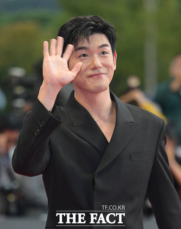 가수 에릭남이 6일 오후 부산 해운대구 영화의전당에서 열린 '제31회 부산국제영화제(BIFF)'에 참석해 레드카펫을 밟고 있다. /부산=박헌우 기자