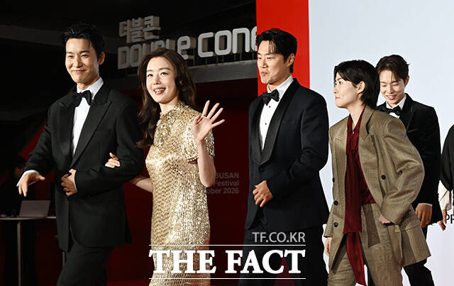 배우 장률과 한선화, 이희준, 심은경, 김동휘(왼쪽부터)가 6일 오후 부산 해운대구 영화의전당에서 열린 '제31회 부산국제영화제(BIFF)' 개막식에 참석해 레드카펫을 밟고 있다. /부산=김성렬 기자