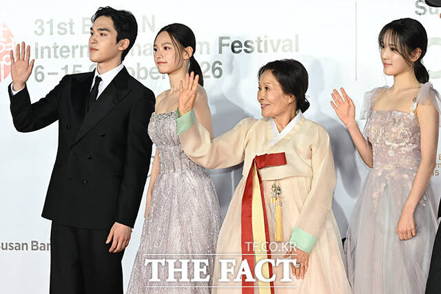 배우 문성현과 최주은, 김혜자, 박서경, 송일곤 감독(왼쪽부터)이 6일 오후 부산 해운대구 영화의전당에서 열린 '제31회 부산국제영화제(BIFF)' 개막식에 참석해 레드카펫을 밟고 있다. /부산=김성렬 기자