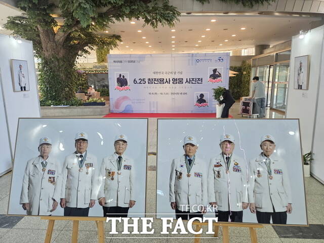 천안시청 로비에 마련된 ‘6·25 참전용사 영웅사진전’ , 나라를 위해 헌신한 참전용사들의 모습이 사진 판넬로 전시되고 있다. /정효기 기자