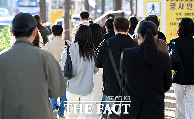 아침 최저기온이 3도까지 떨어진 6일 오전 서울 마포구 디지털미디어시티역 인근에서 시민들이 외투를 입고 출근하고 있다. /박상민 기자