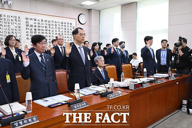 대법원 등에 대한 국정감사에 출석해 생각에 잠긴 조 대법원장(가운데).