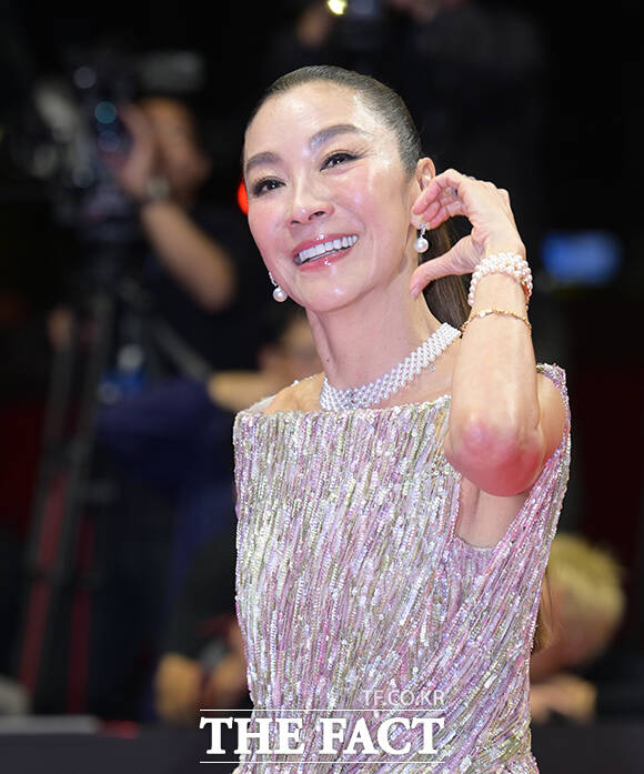 배우 양자경이 6일 오후 부산 해운대구 영화의전당에서 열린 '제31회 부산국제영화제(BIFF)'에 참석해 레드카펫을 밟고 있다. /부산=박헌우 기자