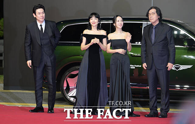 이창동 감독과 배우 조여정, 전도연, 설경구(왼쪽부터)가 6일 오후 부산 해운대구 영화의전당에서 열린 '제31회 부산국제영화제(BIFF)'에 참석해 레드카펫을 밟고 있다. /부산=박헌우 기자