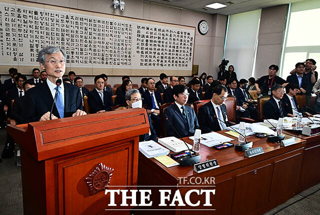 조희대 대법원장이 6일 오전 서울 여의도 국회 법제사법위원회에서 열린 대법원 등에 대한 국정감사에 출석해 인사말을 하고 있다.