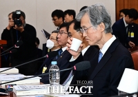  물 마시는 조희대 대법원장 [포토]
