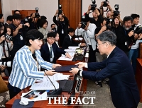  증인선서문 제출하는 노경필 법원행정처장 [포토]