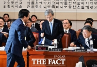  법사위 여당 간사에게 '악수 패싱' 당한 조희대 대법원장 [TF사진관]