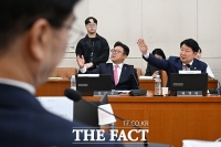  김재섭 경찰 소환에 행안위 고성...'야당 탄압' VS '정치 공세' [TF사진관]