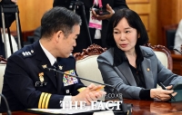  경찰청장 직무대행과 대화 나누는 송경희 개인정보보호위원장 [포토]