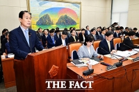  권오을 보훈부장관, 국감 중 병원 이송…오후 속개 연기