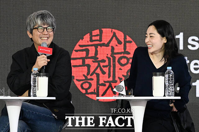 김종관 감독과 배우 김민하, 주종혁, 한선화, 심은경, 전소영, 김동휘(왼쪽부터)가 7일 오후 부산 해운대구 영화의전당 루프씨어터에서 열린 영화 '낮과 밤은 서로에게' 오픈토크 행사에 참석해 포즈를 취하고 있다. /부산=김성렬 기자