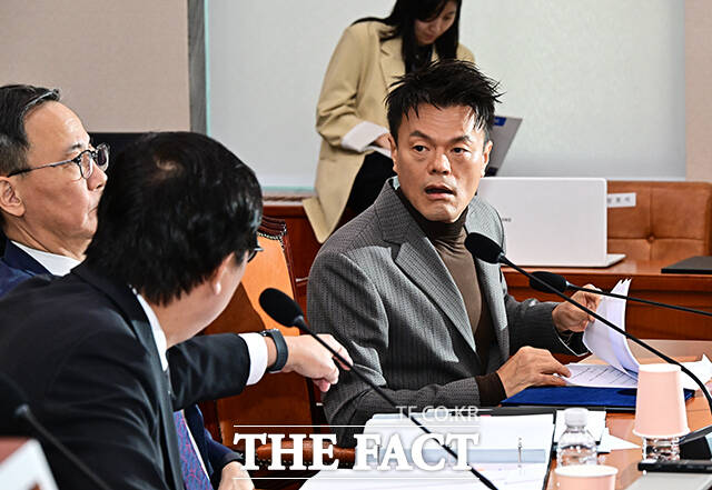 배현진 국민의힘 의원이 7일 오후 서울 여의도 국회 문화체육관광위원회에서 열린 문화체육관광부에 대한 국정감사에 참석해 증인으로 출석한 박진영 대중문화교류위원회 위원장에게 질의를 하고 있다.