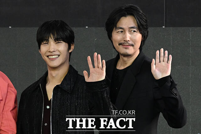우민호 감독과 배우 현빈, 우도환, 정우성(왼쪽부터)이 7일 오후 부산 해운대구 영화의전당 루프씨어터에서 열린 '메이드 인 코리아 시즌 2' 야외무대인사 행사에 참석해 포즈를 취하고 있다. /부산=김성렬 기자