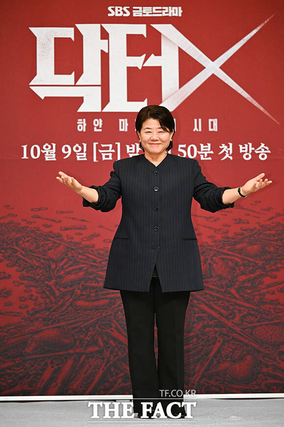 배우 손현주와 김지원, 이정은, 김우석이 'X' 포즈를 취하고 있다.