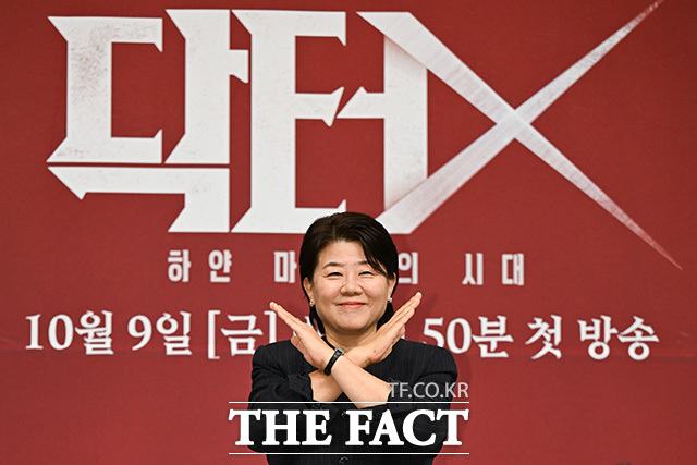 배우 손현주와 김지원, 이정은, 김우석이 'X' 포즈를 취하고 있다.