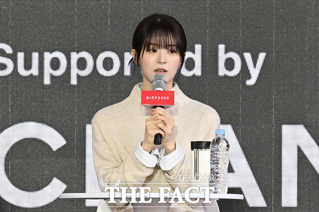 김종관 감독과 배우 김민하, 주종혁, 한선화, 심은경, 전소영, 김동휘(왼쪽부터)가 7일 오후 부산 해운대구 영화의전당 루프씨어터에서 열린 영화 '낮과 밤은 서로에게' 오픈토크 행사에 참석해 포즈를 취하고 있다. /부산=김성렬 기자