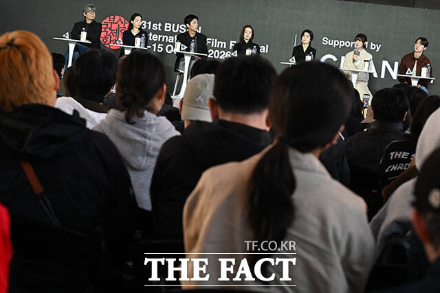 김종관 감독과 배우 김민하, 주종혁, 한선화, 심은경, 전소영, 김동휘(왼쪽부터)가 7일 오후 부산 해운대구 영화의전당 루프씨어터에서 열린 영화 '낮과 밤은 서로에게' 오픈토크 행사에 참석해 포즈를 취하고 있다. /부산=김성렬 기자