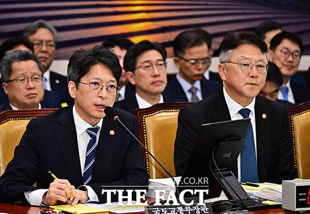 홍지선 국토교통부 장관이 7일 오전 서울 여의도 국회 국토교통위원회에서 열린 국토교통부에 대한 국정감사에 출석해 질의에 답변을 하고 있다. /국회=배정한 기자