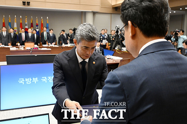 국방부에 대한 국정감사 출석한 강신철 국방부 장관(가운데).