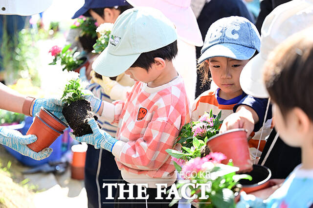마포구민들이 '다시 500만 그룹 나무심기' 식재 행사에서 나무를 심고 있다.