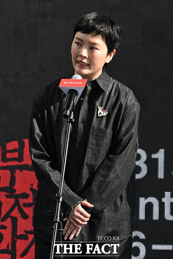 펑이 피오나 롼 감독과 배우 슈화, 진선, 채범희(왼쪽부터)가 7일 오후 부산 해운대구 영화의전당 루프씨어터에서 열린 영화 '오래오래 행복하게' 야외무대인사 행사에 참석해 포즈를 취하고 있다. /부산=김성렬 기자