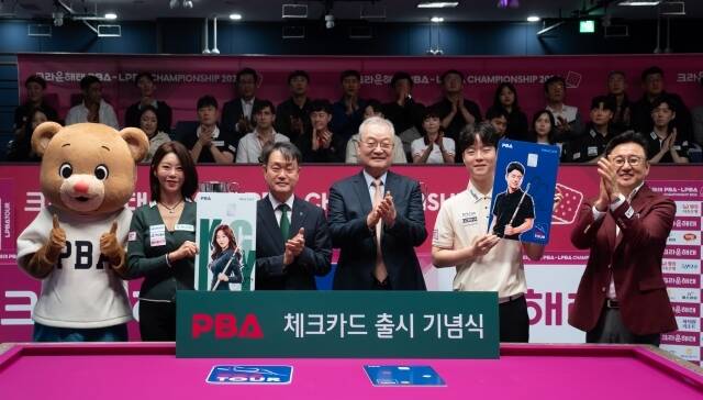 지난 6일 고양 킨텍스 PBA 스타디움에서 열린 출시 기념식에서 (왼쪽부터)김가영 하나페이 프로당구단 선수, 성영수 하나카드 대표이사, 윤영달 PBA 총재, 김영원 하림 프로당구단 선수, 장상진 PBA 부총재가 기념촬영을 하고 있다. /프로당구협회