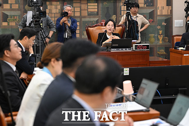 최휘영 문화체육관광부 장관(가운데)이 문화체육관광부에 대한 국정감사에서 의원 질의에 답변하고 있다.