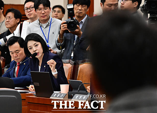 배현진 국민의힘 의원이 7일 오후 서울 여의도 국회 문화체육관광위원회에서 열린 문화체육관광부에 대한 국정감사에 참석해 증인으로 출석한 박진영 대중문화교류위원회 위원장에게 질의를 하고 있다.