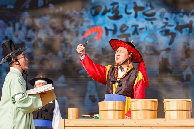 서울 마포구는 오는 16일부터 18일까지 월드컵공원 평화광장에서 '제19회 마포나루 새우젓축제'를 연다고 7일 밝혔다. 사진은 제14회 마포나루 새우젓축제에서 유동균 마포구청장이 사또 분장을 한 모습. /마포구