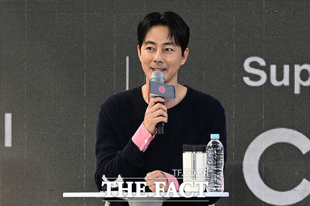 이창동 감독과 배우 전도연, 설경구, 조여정, 조인성(왼쪽부터)이 7일 오후 부산 해운대구 영화의전당 루프씨어터에서 열린 영화 '가능한 사랑' 오픈토크 행사에 참석해 포즈를 취하고 있다. /부산=김성렬 기자