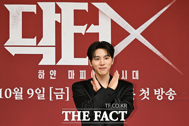 배우 손현주와 김지원, 이정은, 김우석이 'X' 포즈를 취하고 있다.