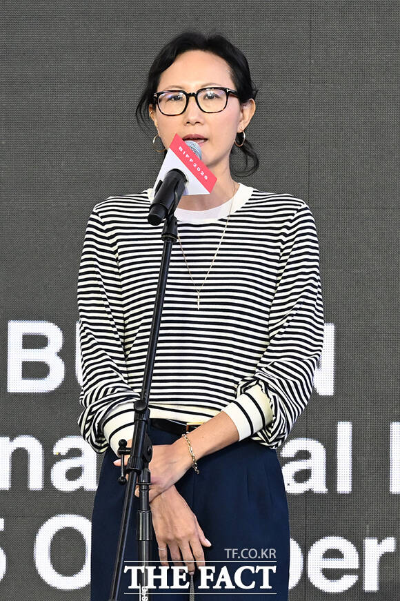 스테파니 안 감독과 배우 최희서, 손석구(왼쪽부터)가 7일 오전 부산 해운대구 영화의전당 루프씨어터에서 열린 영화 '베드포드 파크' 야외무대인사 행사에 참석해 포즈를 취하고 있다. /부산=김성렬 기자