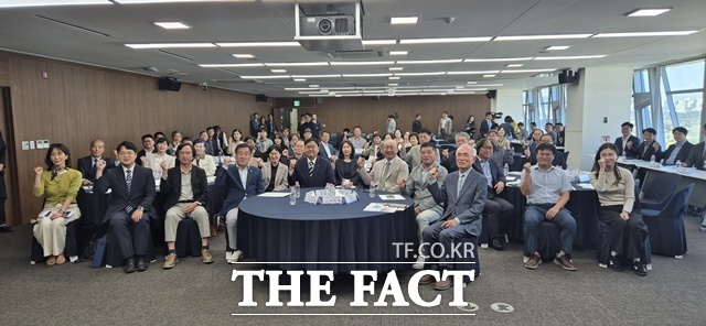 조성호 세종시장이 7일 세종시청 대회의실에서 시민대표와 인수위원, 언론인 등 100여 명이 참석한 가운데 ‘시정 5기 시민보고회’를 열고 있다. /김형중 기자