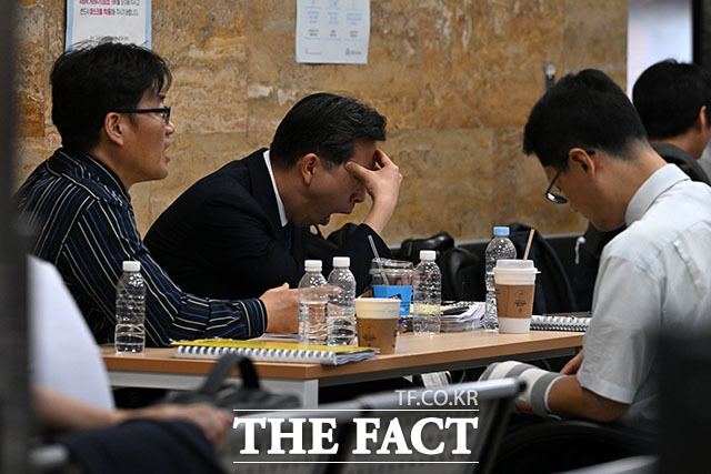 2026년도 국회 국정감사 둘째 날인 7일 오후 서울 여의도 국회 국정감사장 앞 피감기관 대기실에서 관계자들이 휴식을 취하고 있다. /국회=서예원 기자