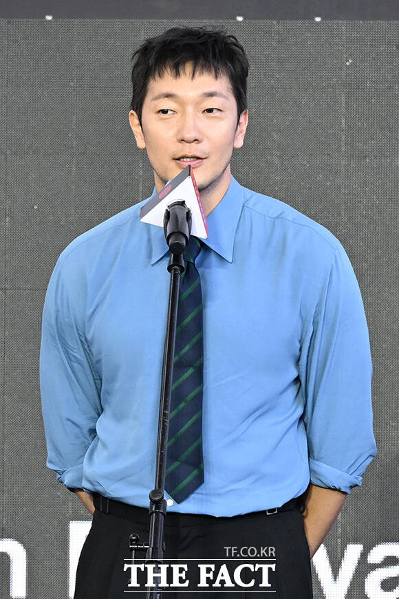 스테파니 안 감독과 배우 최희서, 손석구(왼쪽부터)가 7일 오전 부산 해운대구 영화의전당 루프씨어터에서 열린 영화 '베드포드 파크' 야외무대인사 행사에 참석해 포즈를 취하고 있다. /부산=김성렬 기자
