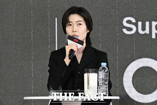 김종관 감독과 배우 김민하, 주종혁, 한선화, 심은경, 전소영, 김동휘(왼쪽부터)가 7일 오후 부산 해운대구 영화의전당 루프씨어터에서 열린 영화 '낮과 밤은 서로에게' 오픈토크 행사에 참석해 포즈를 취하고 있다. /부산=김성렬 기자