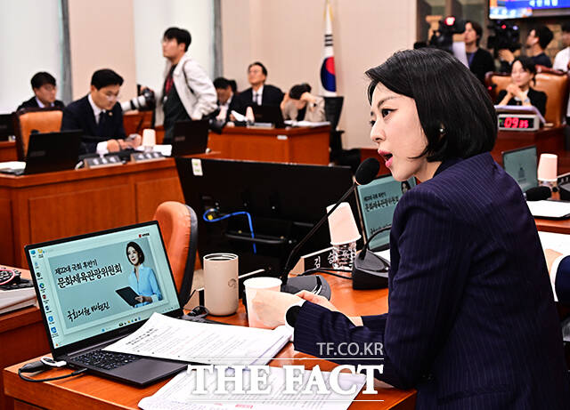 배현진 국민의힘 의원이 7일 오후 서울 여의도 국회 문화체육관광위원회에서 열린 문화체육관광부에 대한 국정감사에 참석해 증인으로 출석한 박진영 대중문화교류위원회 위원장에게 질의를 하고 있다.