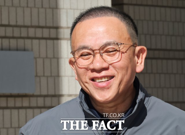 명태균 씨가 7일 오후 서울 서초구 서울고등법원에서 열린 윤석열 전 대통령의 무상 여론조사 관련 정치자금법 위반 혐의 항소심 선고공판에서 무죄를 선고받은 후 취재진의 질문에 답하며 환하게 웃고 있다. /사진공동취재단