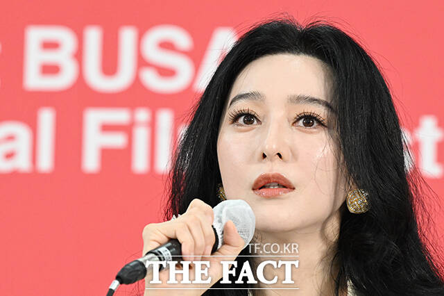 배우 판빙빙이 7일 오후 부산 해운대구 영화의전당 비프힐에서 열린 ‘미친 노인의 일기 & 그녀가 말했다‘ 기자회견에 참석해 취재진의 질의에 답하고 있다. /부산=김성렬 기자