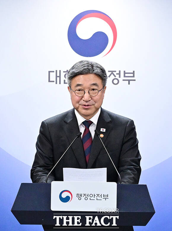 윤호중 행정안전부 장관이 7일 오전 서울 종로구 정부서울청사에서 인구감소지역 재지정과 관련해 브리핑하고 있다. /임영무 기자