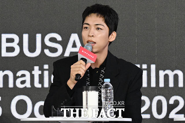 김종관 감독과 배우 김민하, 주종혁, 한선화, 심은경, 전소영, 김동휘(왼쪽부터)가 7일 오후 부산 해운대구 영화의전당 루프씨어터에서 열린 영화 '낮과 밤은 서로에게' 오픈토크 행사에 참석해 포즈를 취하고 있다. /부산=김성렬 기자
