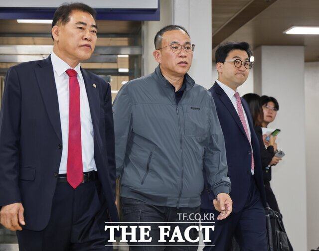 명태균 씨가 7일 오후 서울 서초구 서울고등법원에서 열린 윤석열 전 대통령의 무상 여론조사 관련 정치자금법 위반 혐의 항소심 선고공판에서 무죄를 선고받은 후 취재진의 질문에 답하며 환하게 웃고 있다. /사진공동취재단